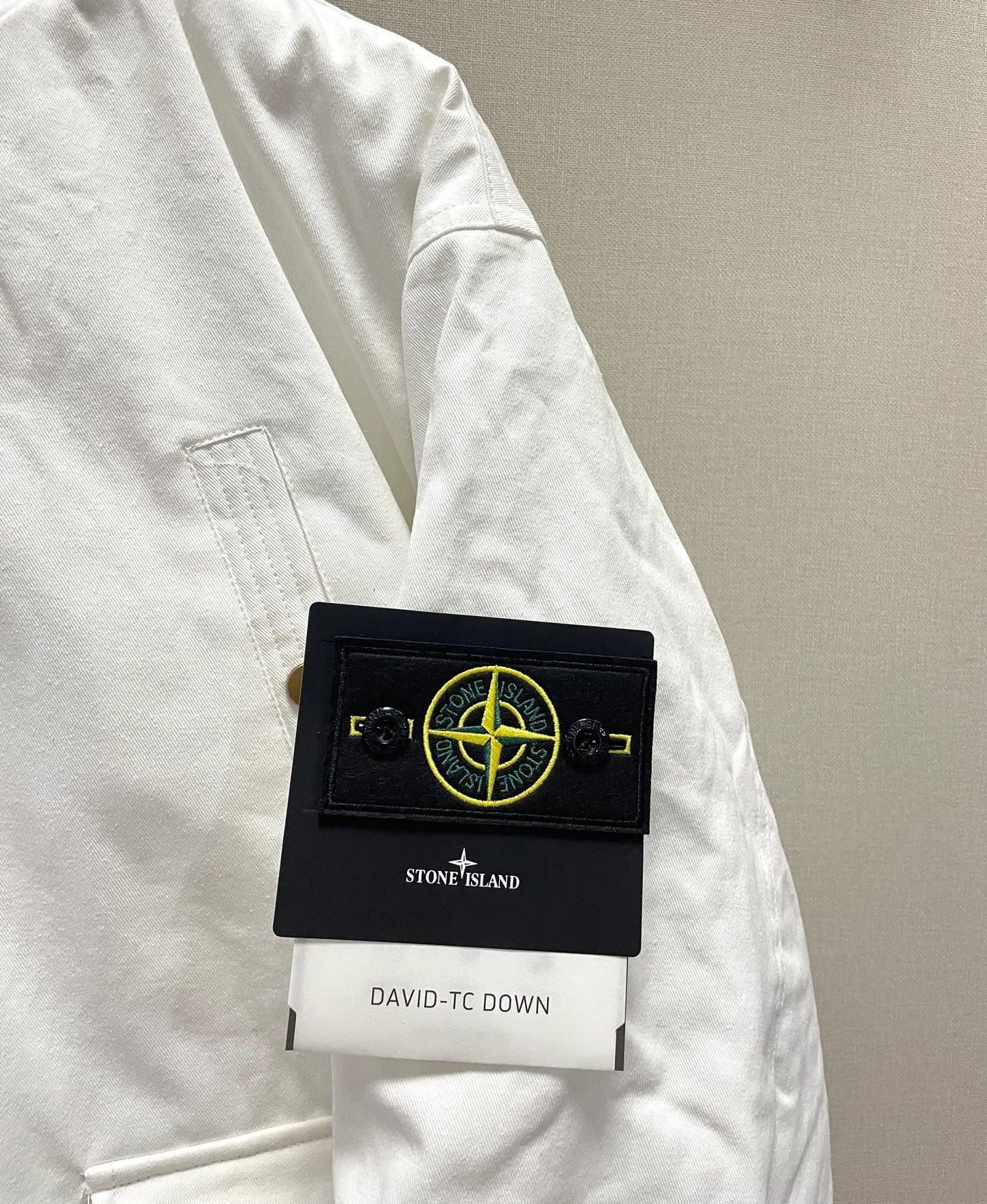 P480 STONE ISLAND/STONE ISLAND spliced stand-collar flight suit cotton jacket Made of new fabrics, full vertical grain fabric ⚠️Recommend dry cleaning Do not machine wash and soak Easy to take care of when dirty It is not recommended to throw it directly into the washing machine Must-have in winter Windproof and warm Slim and versatile Uniform style for men and women Original loose version You can feel the warmth when you wear it Comfortable and soft Full of elasticity Comparable to a down jacket Customized badge Spliced plush Good warmth retention Color: Navy Off-white